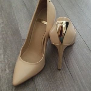 Nude Pumps
